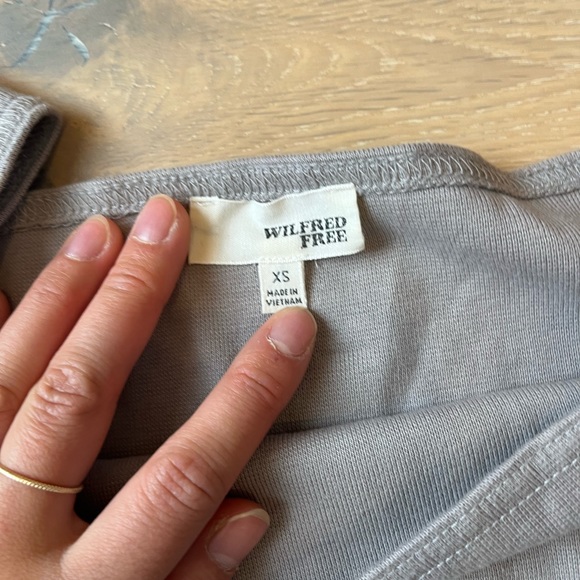 Aritzia Wilfred Free Off The Shoulder Crop Top - Picture 3 of 3